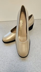 Salvatore Ferragamo Pumps niedriger Keilabsatz Größe 6,5C. Ivory Metallic Pearl. Top - Bild 1 von 9