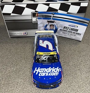 Kyle Larson Firmado 2021 1:24 HendrickCars Kansas Carrera Ganar Diecast Nascar Certificado de Autenticidad - Imagen 1 de 4