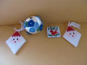 HANDGEFERTIGT, 4 WEIHNACHTSORNAMENTE, VINTAGE 1982, SANTAS, BALL USW. - Bild 1 von 8