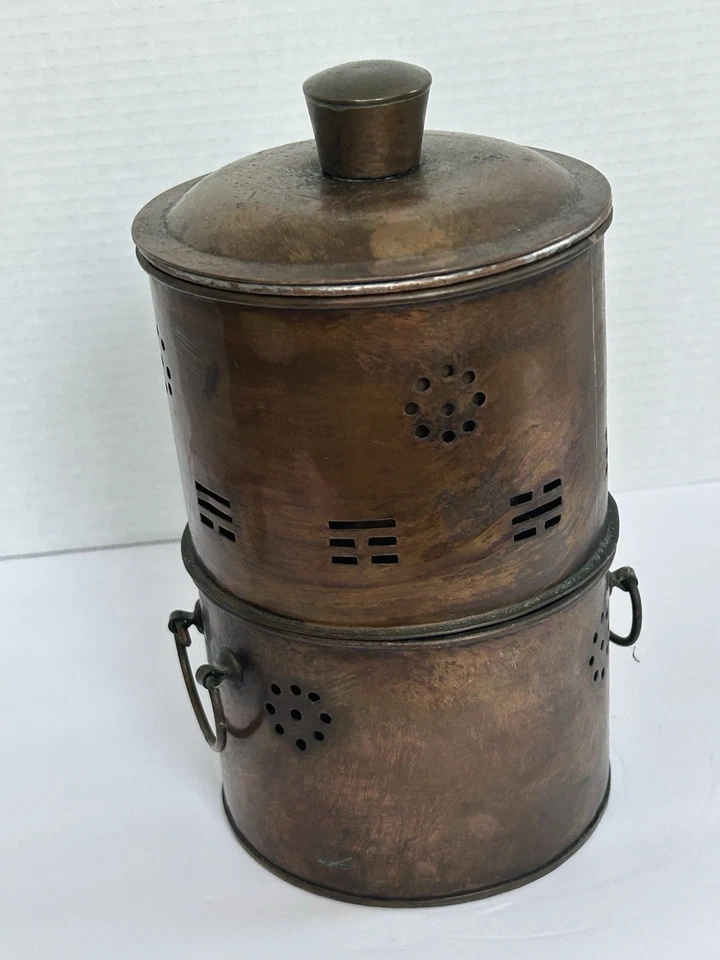 Antigua lonchera china de cobre y latón en capas con mango tallado Foto 1 de 4