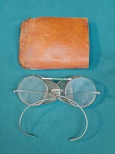 Gafas de seguridad de metal vintage, protectores laterales de metal, Saniglas, principios de 1900 con estuche - Imagen 1 de 3