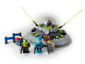 LEGO SPACE 7052 Alien Conquest UFO Abduction Complete w/ minifigures no stickers