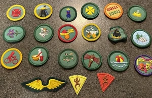 Vintage 1980er gemischtes Set 21 verschiedene Pfadfinderinnen Amerikas Verdienstabzeichen Aufnäher - Bild 1 von 13