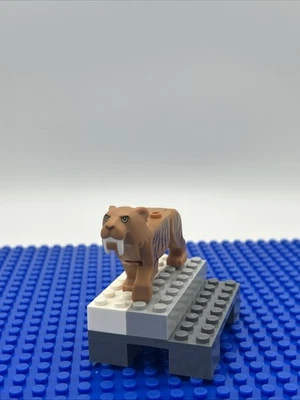 Lego City Arctic Sabertooth Tiger Animal Minifigure 60193 - Image 1 of 4
