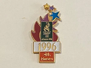 1996 Atlanta Olympische Spiele Emaille Souvenir Hut Anstecknadel Hanes Fackel Flamme Sterne - Bild 1 von 2