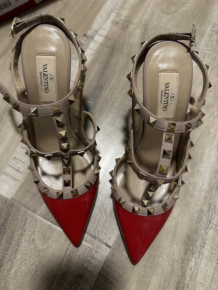 Tacones de aguja rojos Valentino Rock con tachuelas Foto 1 de 4