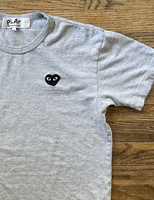Comme Des Garçon PLAY Gris Corazón Camiseta Manga Camiseta Grande Negro Corazón Parche Foto 1 de 4
