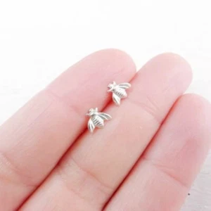 "Pequeños, pequeños aretes plateados de abeja, insectos, nuevos, 1/4"" de ancho" - Imagen 1 de 3