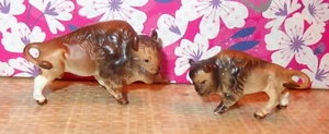 2-TEILIGES SET VINTAGE MINIATUR KNOCHEN PININA MUTTER & BABY BÜFFELFIGUREN GEBROCHENES BEIN - Bild 1 von 5