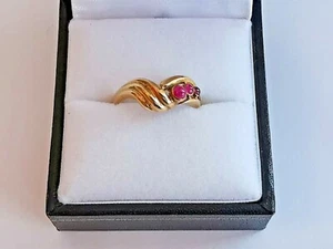RUBY RED gemstone RING EN CABOCHON round three-stone 9ct yellow GOLD twist - Picture 1 of 12