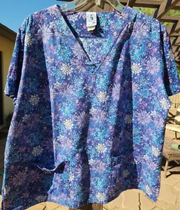 SNOW HAPPY SCRUBS 100% Baumwolle 2-Pocket Scrub Top in Blau & Weiß Schneeflocken XL - Bild 1 von 4