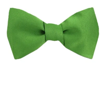 Pajarita de satén liso preatada verde árbol para bodas formales escuelas Foto 1 de 2