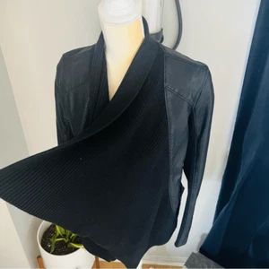 Giacca Moto Blank NYC Drape Front Open Waterfall Ecopelle Avvolgente, Nero, Small - Foto 1 di 14