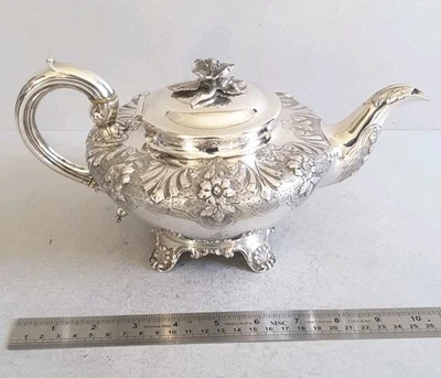 TETERA ANTIGUA DE PLATA MACIZA DE CALIDAD, CON CRESTA, REGENCIA.   687gms.    LON. 1834 Foto 1 de 4