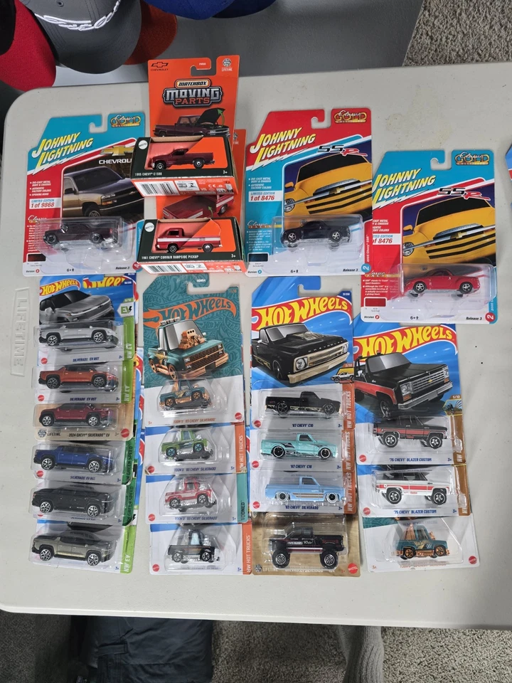 Lote de 22 camionetas Chevy Hot Wheels Silverado, C10, Blazers y más. 3 Premium Foto 1 de 4