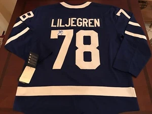 Camiseta deportiva de hockey de Toronto autografiada/firmada de fanáticos de Timothy Liljegren con cojo - Imagen 1 de 5