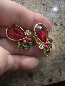 Vintage Avon Earrings Christmas Rhinestone Clip On Holly Leaves Red Green - Picture 1 of 5