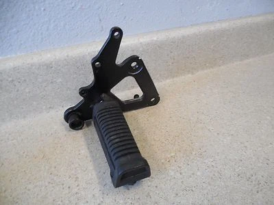 08 SUZUKI GS500F REPOSAPIÉS DELANTERO DERECHO REPOSAPIÉS CON SOPORTE DE MONTAJE Foto 1 de 3