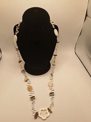 Collar Flower Power con cuentas de nácar y piezas de concha Foto 1 de 3