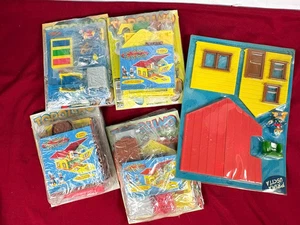 Mickey Maus Anhänge Das Haus des Donald Duck Konvolut Disney Konstruktionen Figuren Vintage - Bild 1 von 7