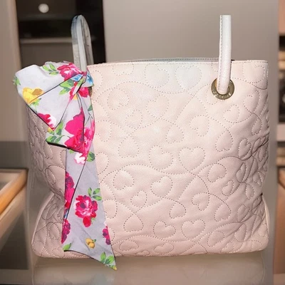 Bolso de Hombro Betsey Johnson Rosa Acolchado Bordado Corazones Rosas Forro Grande Foto 1 de 4