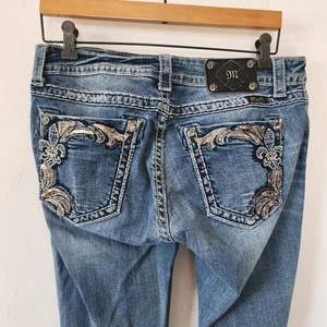 Jeans bootcut Y2K Miss Me taglia 31 tasche impreziosite lavaggio medio - Foto 1 di 8