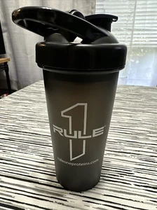 Regel 1 (R1) Proteine - Premium Auslaufsicher Shaker Flasche - Schwarz, 20 Oz (600ML) - Bild 1 von 3