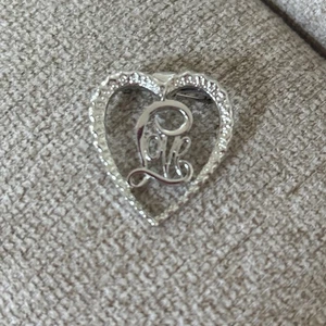 Vintage Gerry's silberfarbene Brosche Anstecknadel mit offenem Herz und dem Wort Liebe in der Mitte - Bild 1 von 3