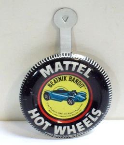 Hot Wheels Redline 1967 Beatnik Bandit botón de metal con lengüeta original pin insignia de colección - Imagen 1 de 5