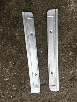 1982 年 Oldsmobile 定制巡洋舰后门窗台条 — 第 1/2 张图片