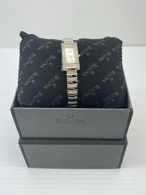 宝路华女士珍珠母表盘银色水晶手链手表 96T13 — 第 1/4 张图片