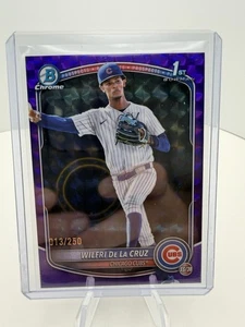 2025 Bowman Chrome Wilfri De La Cruz Prospect 1st Purple Geometric Cubs #13/250 - Picture 1 of 2