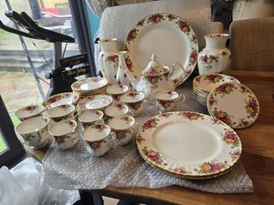A LARGE QTY/COLLECTION OF ROYAL ALBERT OLD COUNTRY ROSES PATTERN - Picture 1 of 24