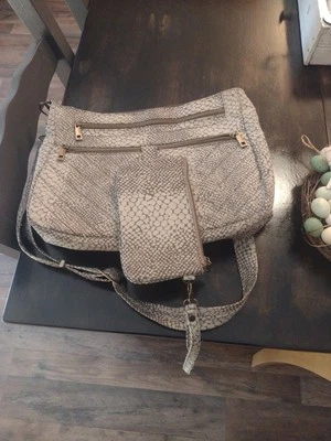 Travelon / Estampado de piel de serpiente / Bandolera con billetera / Antirrobo  Foto 1 de 4