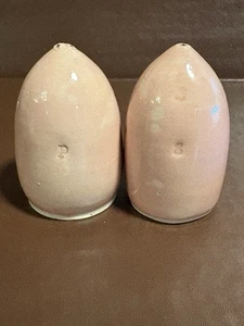 Vintage Art Pottery Ceramic Salt & Pepper Shaker Set Pink Teardrop Side Bungs - Picture 1 of 9