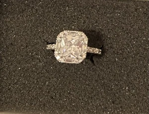 Lia Sophia Gorgeous Stunner Ring Size 7 W/original Box - Picture 1 of 3