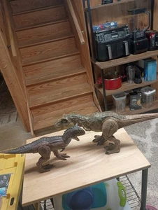 Carnotaurus Jurassic World braune Dinosaurier Actionfigur und T-Rex - Bild 1 von 5