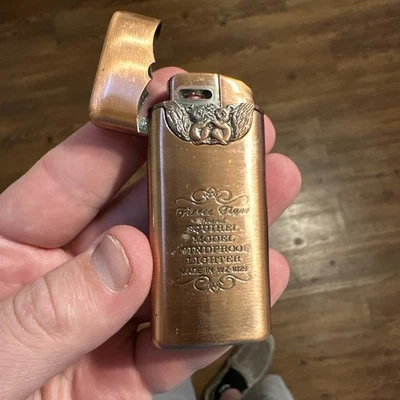 Encendedor vintage de latón con botón de ardilla a prueba de viento Foto 1 de 4