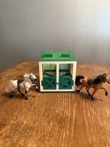 "Establo de caballos Kid Kore vintage con 2 mini caballos puertas verdes ~ juego de granero de 5x5""" - Imagen 1 de 16
