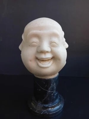 Il Buddha dalle quattro facce raffigurate in espressioni emotive opposte  - Immagine 1 di 4