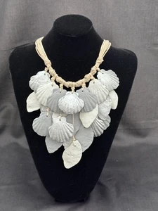 COLLANA GIROCOLLO BIGIOTTERIA BIJOUX CONCHIGLIE TONALITA' SUL GRIGIO - Picture 1 of 1