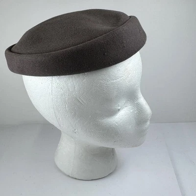 De colección Años 50 Peck & Peck Fieltro Pastillero Sombrero Marrón Taupe Enrollado Puño 7 pulgadas Apertura 5ta Avenida Foto 1 de 4