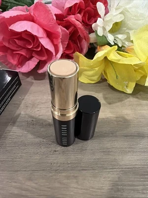 Base en barra Bobbi Brown Skin N-012 porcelana Foto 1 de 4