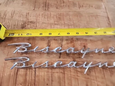 Juego de 2 piezas Chevrolet Biscayne 1958 Script guardabarros emblema cromado P/n 472141 BONITO Foto 1 de 4