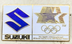E274 OLYMPIADE ANSTECKNADEL, USA SUZUKI 1980 - Bild 1 von 3