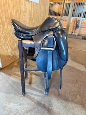 Sillín de doma Prestige D2000 17/17,5 MW negro. Muy buen estado. Foto 1 de 4