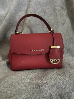 Bolso pequeño Michael Kors Ava Saffiano con solapa asa superior rojo cereza Foto 1 de 4