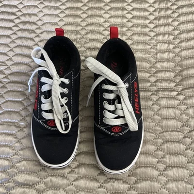 Heelys juvenil talla 2.  Zapatos de skate con cordones de lona negros rojos.  Excelente estado  Foto 1 de 4