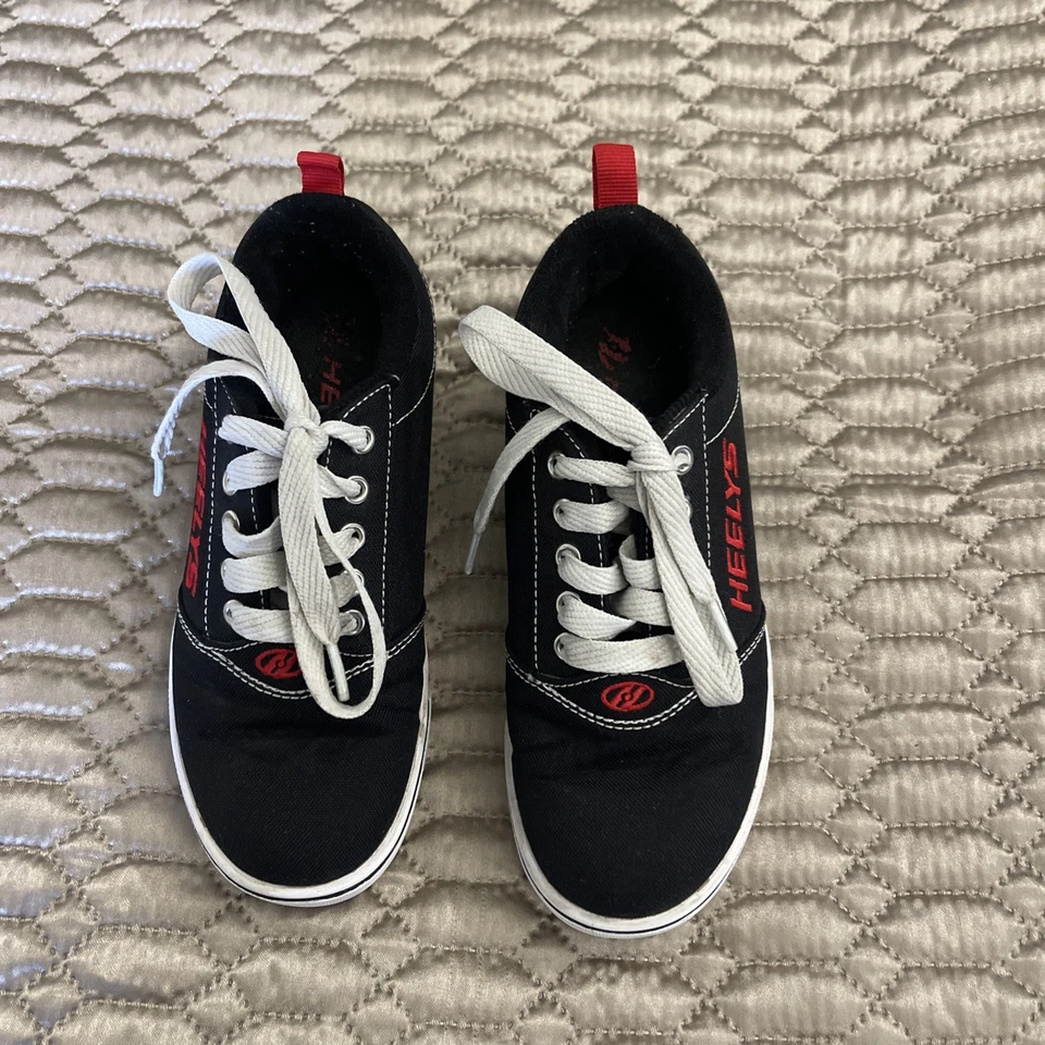 Heelys youth Size 2.  Black Red Canvas Lace Up Skate  Shoes.  Great Condition  - Image 1 of 4