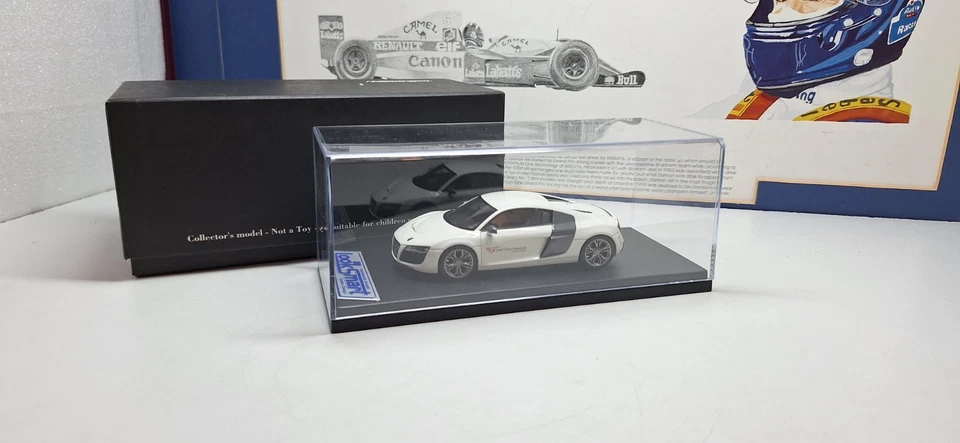 LOOK SMART - AUDI R8 E-PERFORMANCE - WHITE  - 1:43 SCALE MODEL CAR LSEP - Image 1 of 4